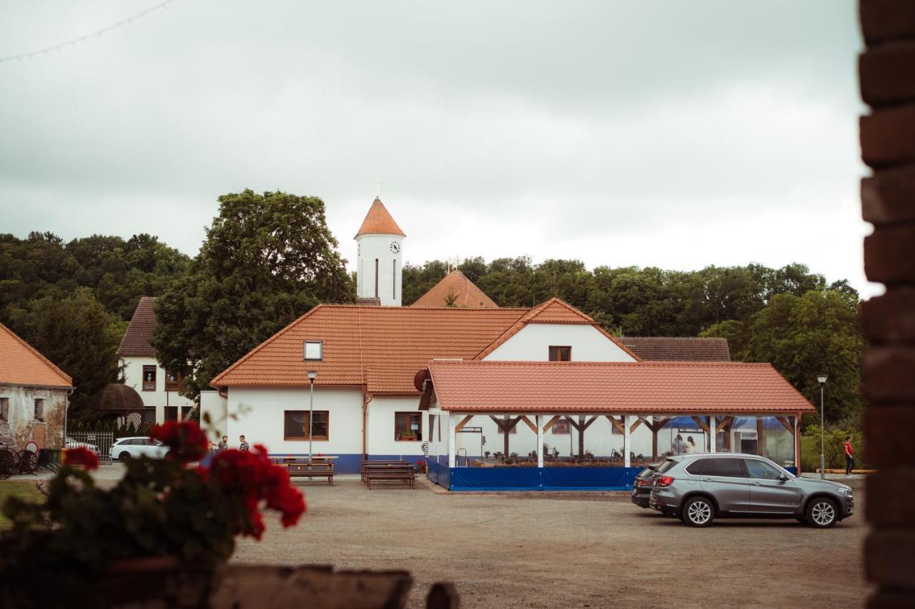 Hotel Cechuv Dvur Louka  Exterior foto